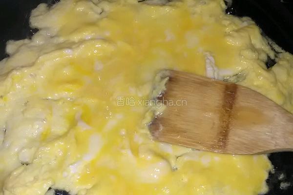 鸡蛋火腿肠炒饭的做法图解2