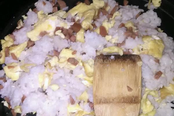 鸡蛋火腿肠炒饭的做法图解4