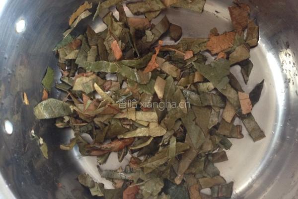 枇杷叶黑豆水的做法图解1