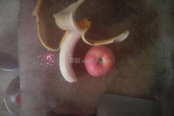 香蕉苹果汁的做法图解1