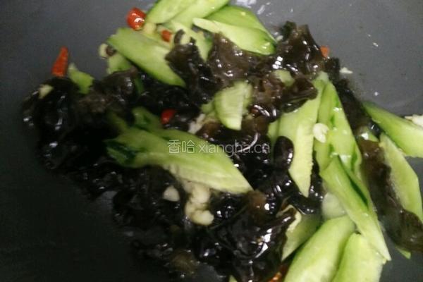 辣炒木耳黄瓜的做法图解3