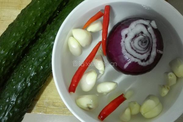 香辣凉泡菜（青瓜、木耳、花生、香菇）的做法图解1