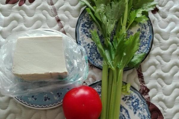 西芹番茄炖豆腐的做法图解1