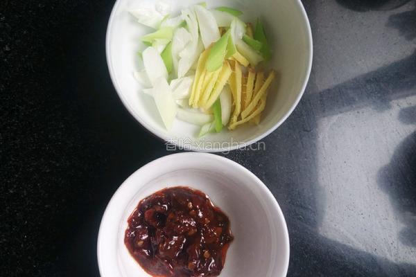 回锅肉炒时蔬的做法图解1