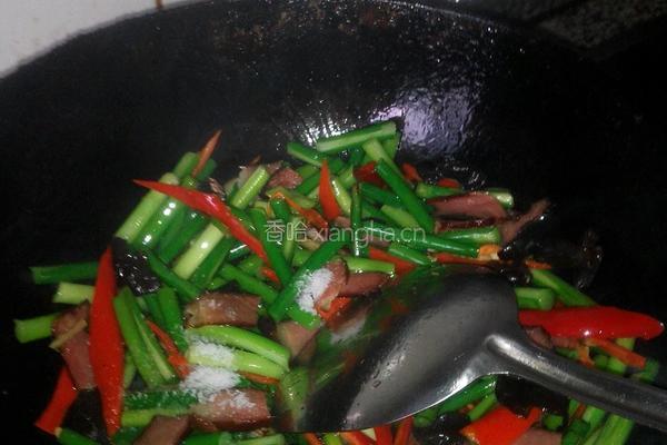 蒜苔炒腊肉的做法图解7