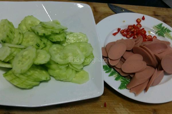 黄瓜炒火腿肠的做法图解3
