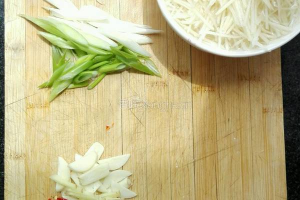 清炒土豆丝～鲁菜的做法图解2
