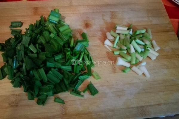 蒜苗炒豆腐的做法图解2