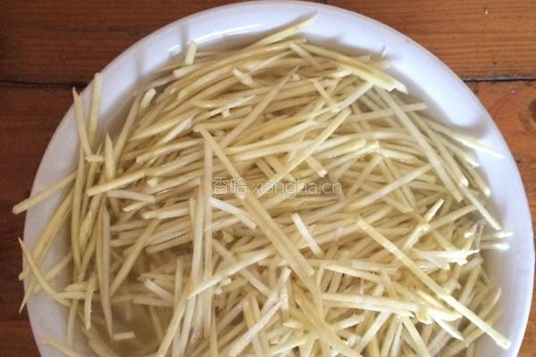 青椒薯丝的做法图解2