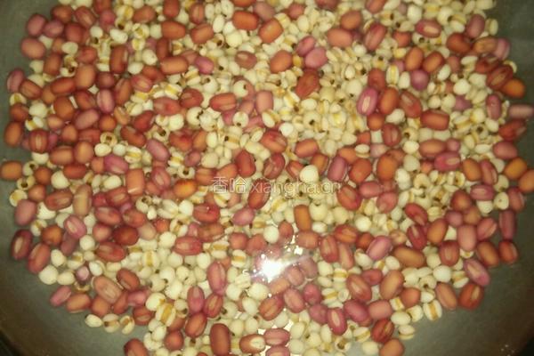 红豆薏米粥的做法图解1