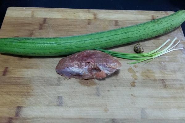 丝瓜肉汤的做法图解1