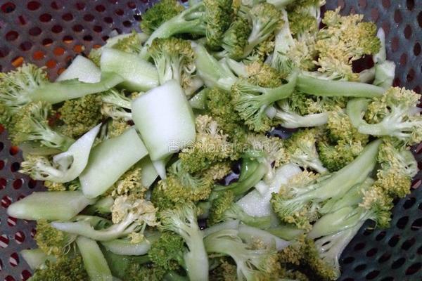西兰花炒肉片的做法图解1