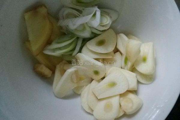 牛肉炖酸菜的做法图解2