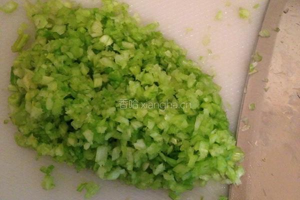 芹菜猪肉水饺的做法图解3