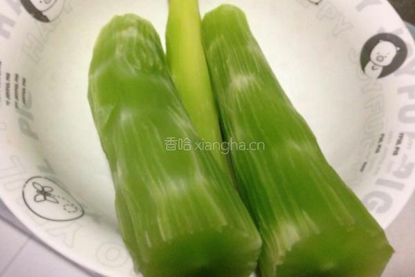 莴笋炒木耳的做法图解1