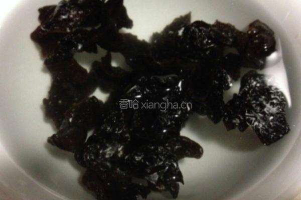 莴笋炒木耳的做法图解3