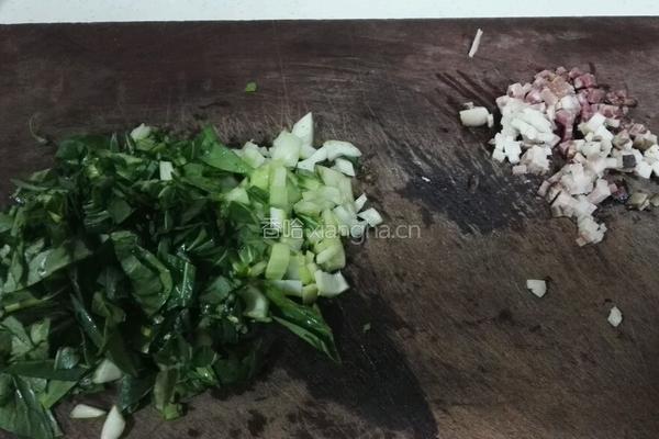 青菜腊肉炒饭的做法图解1