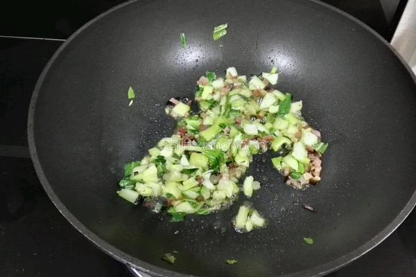 青菜腊肉炒饭的做法图解2