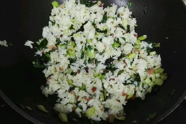 青菜腊肉炒饭的做法图解3