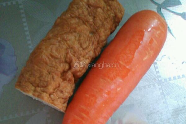 胡萝卜炒肉肠的做法图解1