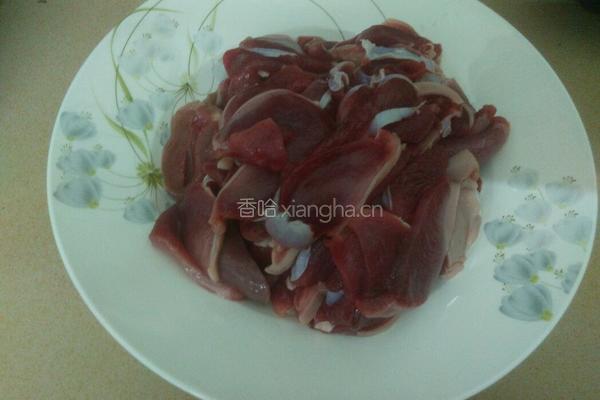 洋葱炒饿胗的做法图解1