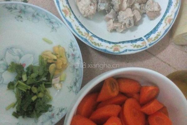 排骨燜胡萝卜的做法图解1