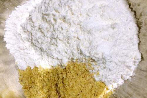 小麦胚芽坚果戚风蛋糕的做法图解2