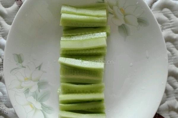 洋葱木耳炒黄瓜的做法图解4