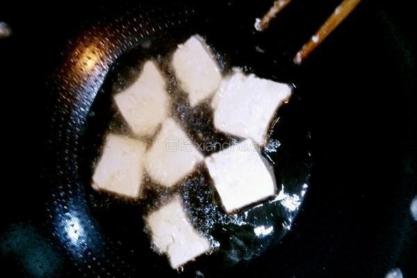 番茄汁浇软炸豆腐的做法图解3