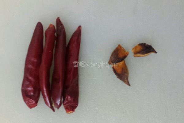 土豆炒鸡肉的做法图解2