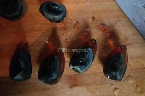 皮蛋豆腐的做法图解1
