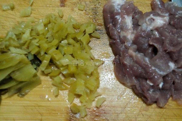酸菜肉片的做法图解1
