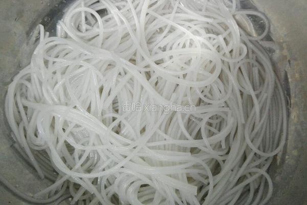 白菜炒粉条的做法图解2