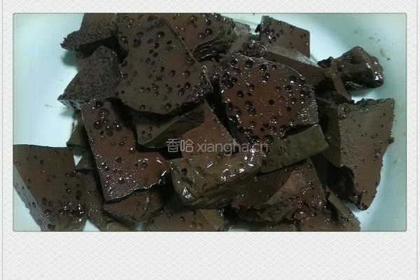 尖椒炒猪血的做法图解1