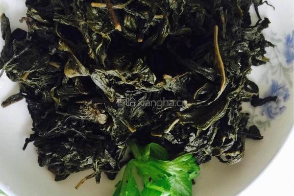 芝麻叶面条的做法图解2