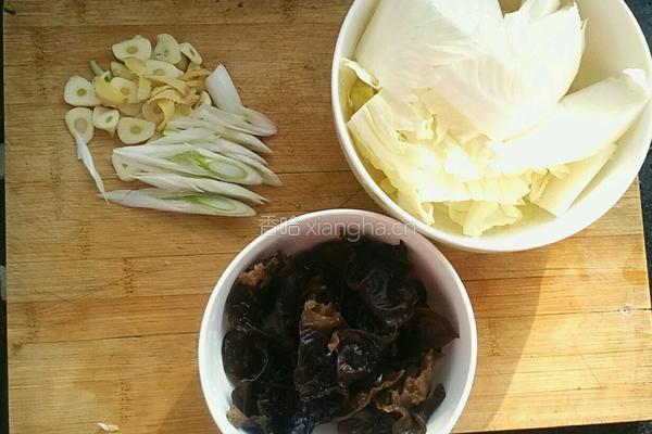 木耳炒白菜―家常菜的做法图解2