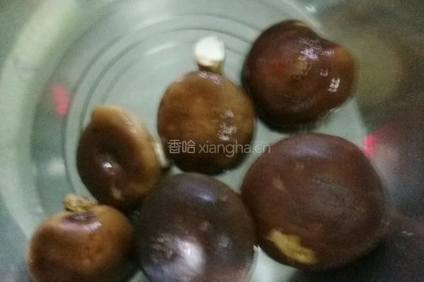 青椒炒香菇的做法图解1