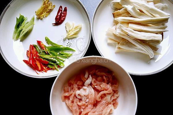 干煸肉丝杏鲍菇的做法图解1