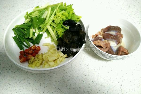 芹菜木耳炒鸡胗的做法图解1