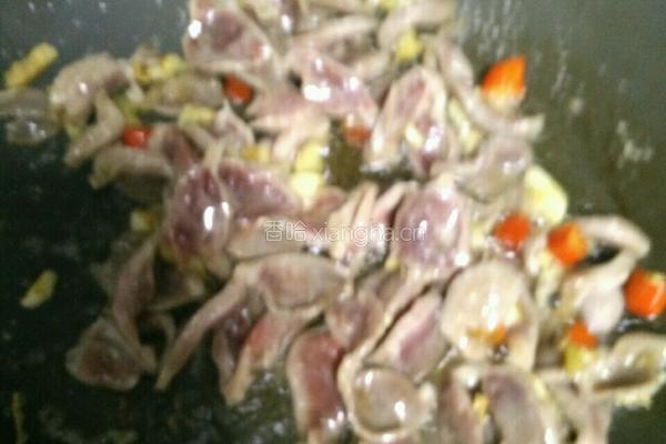 芹菜木耳炒鸡胗的做法图解8