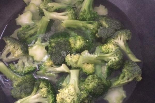 番茄炒西兰花的做法图解3