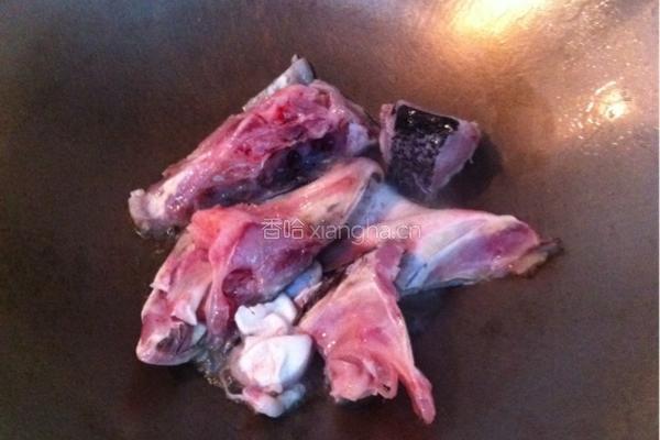 白菜鱼头汤的做法图解1