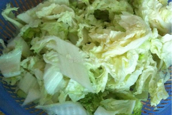 白菜鱼头汤的做法图解2