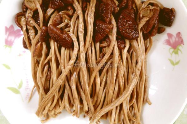 茶树菇炖鸭掌的做法图解1