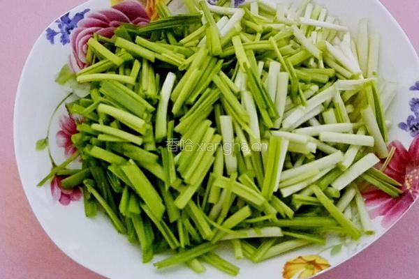 蒜苗炒鸡蛋的做法图解1