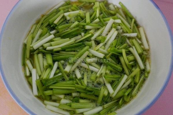 蒜苗炒鸡蛋的做法图解3