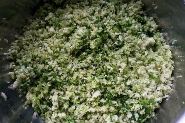 紫薯皮白菜素馅蒸包的做法图解5