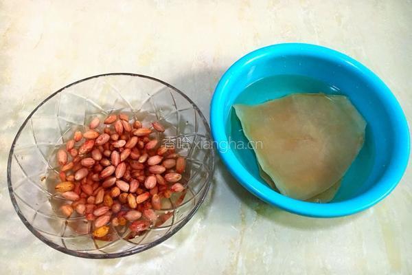 鱿鱼干花生排骨汤的做法图解1
