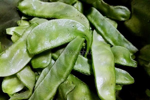 炝扁豆的做法图解1