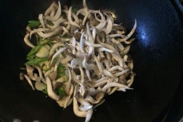 青椒鸡菇的做法图解5